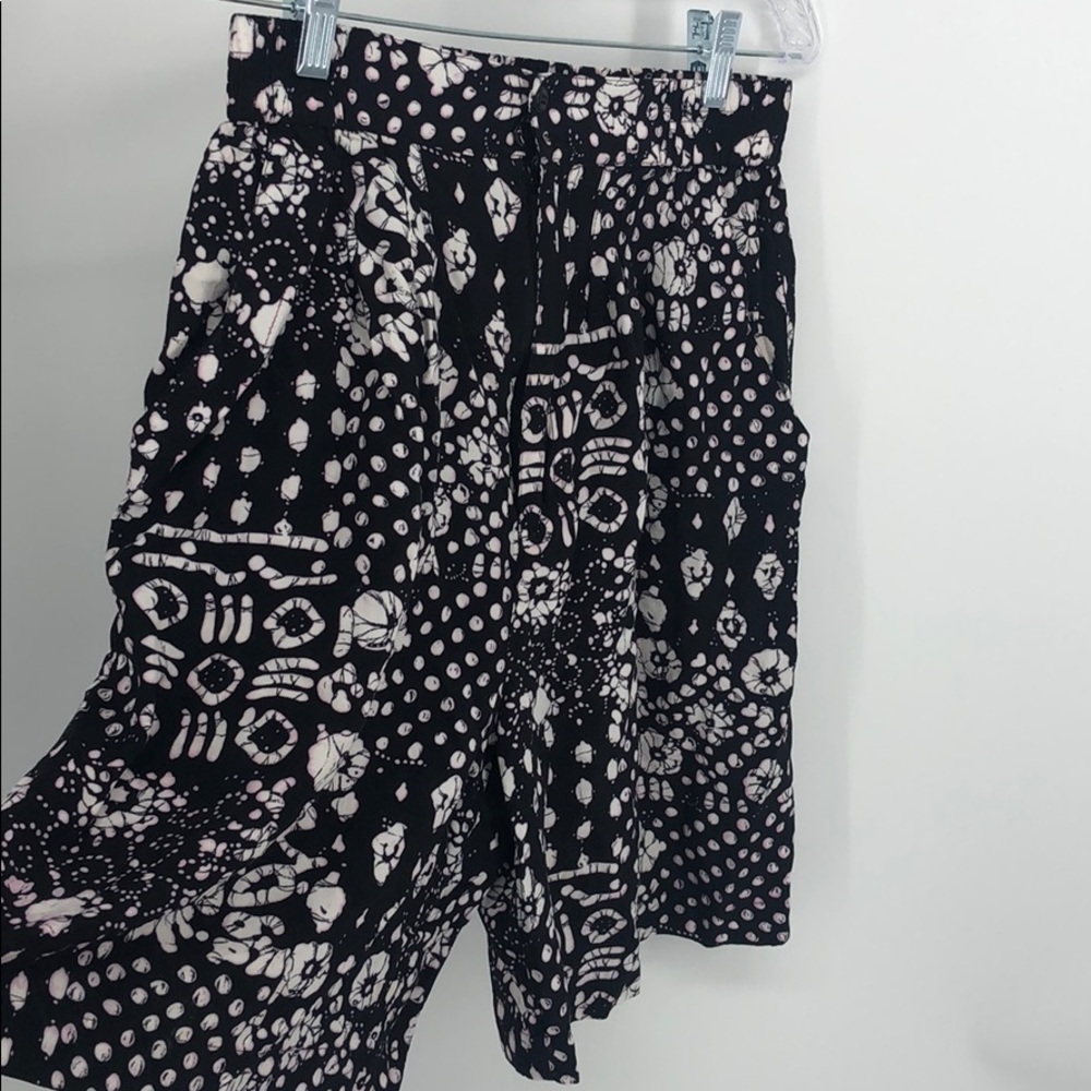 Vintage 1990s shorts batik M black white rayon flowy